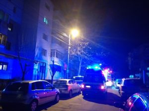 Locatarii unui bloc din Micro V, evacuați de pompieri