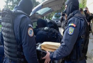 Rețea care obținea credite în numele unor falși pensionari, destructurată. Buzoieni implicați