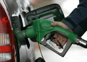 Doi gălățeni, posesori de Jaguar și Mercedes, au alimentat mașinile la o benzinărie de pe E85 dar au uitat să plătească