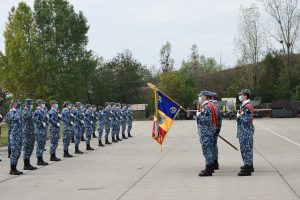 Drapelul de luptă al Şcolii Militare de Maiştri Militari şi Subofiţeri a Forţelor Aeriene „Traian Vuia” decorat de președintele României