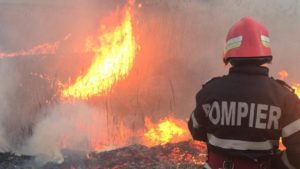 Acțiune periculoasă a pompierilor militari pentru stingerea unui incendiu  în apropierea localității Bădila