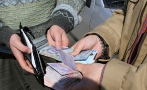 Asistenții personali ai persoanelor cu handicap grav își primesc de la Guvern drepturile salariale după mai multe luni de așteptare