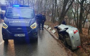 Mamă și fiică, blocate într-o mașină răsturnată, salvate de jandarmi