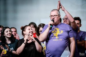 FOTO | Actorul Cristi Martin, profesor la Liceul de Arte, despre amintiri din Epoca de Aur:  „Nu pot să spun cât am suferit când am stat la coadă la banane vreo patru ore în zăpadă de un metru și s-au terminat în fața mea”