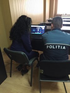 Elevi buzoieni, sfătuiți de polițiști din fața calculatorului cum să se ferească de rele și de infractori