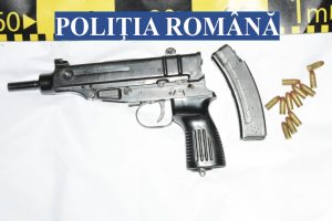 VIDEO / Armă automată găsită în cimitirul din Vadu Pașii. Cui aparține aceasta