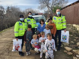 FOTO Polițiștii buzoieni, ajutoare de nădejde ale lui Moș Crăciun și în acest an