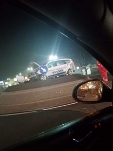 FOTO / A treia în nicio lună! Încă o mașină eșuată pe rondul de la Kaufland Frăsinet