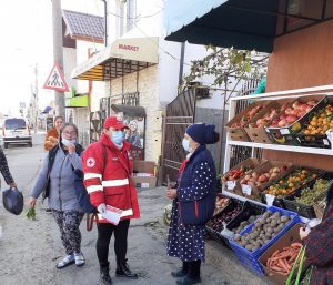 Foto / Campanie de informare a Crucii Roșii despre prevenirea infectării cu Covid 19  în comunitățile de buzoieni