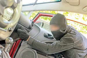 Explicația ,,genială” a unor tineri prinși la furat într-o mașină