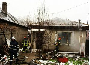 Foto / Explozie urmată de incendiu la o locuință din Râmnicu Sărat