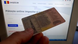 Taxele pentru permisul de conducere și certificatul de înmatriculare vor putea fi plătite online