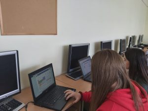 O școală buzoiană din mediul rural, printre cei 14 beneficiari de echipamente IT prin proiectul „Intră în cercul solidarITății”
