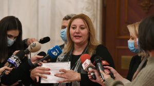 Șoșoacă a lovit cu ricoșeu în medicii de familie