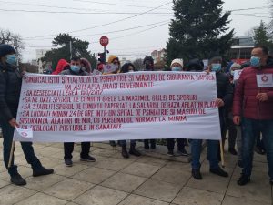 Sindicaliștii strâng rândurile pentru respectarea drepturilor salariale / Sindicaliștii SANITAS: pichetare la Prefectură și petiție publică pe rețele de socializare