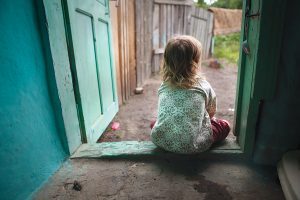 Migrația buzoienilor la muncă în străinătate și fenomenul „copiilor rămași singuri acasă”