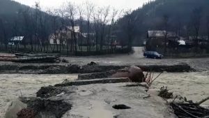 Câţi bani cer Guvernului autorităţile buzoiene pentru refacerea infrastructurii afectată de viiturile de la începutul lunii decembrie