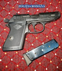 Râmnicean reținut pentru contrabandă cu arme. Le-a adus în țară apoi le-a vândut, iar poliția le-a găsit după doi ani
