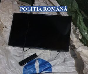VIDEO Un hoț a îngropat bunurile furate, inclusiv un televizor LED, în grădină