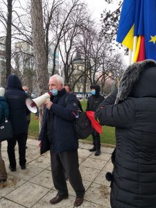 FOTO I Protest al pensionarilor în fața Prefecturii