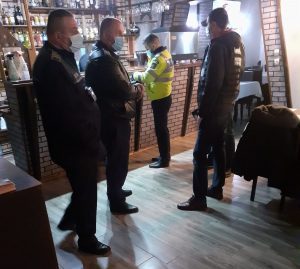 Petreceri cu zeci de participați întrerupte sâmbătă de polițiști. Patronul unui club din Vadu Pașii amendat de două ori într-o săptămână