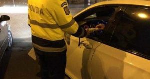 Cât de beat era un taximetrist tras pe dreapta de polițiști