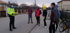 Bicicliștii din Puiești învățați de polițiști regulile de circulație după ce o femeie a murit într-un accident rutier
