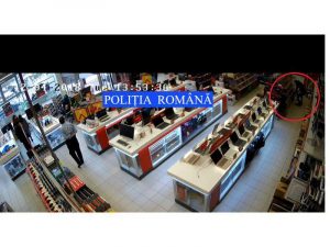Cum a reușit un tânăr să fure electronice mari dintr-un magazin din mall chiar de sub nasul agenților de pază
