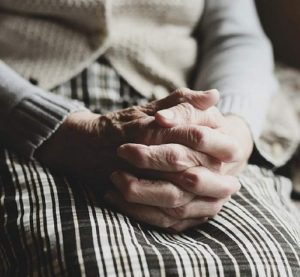Bătrână violată de un vecin care-i putea fi strănepot, la Lopătari