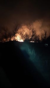 Intervenție la incendiu a pompierilor în zona Vulcanii Noroioși