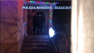 VIDEO Lover Boy de Rm. Sărat! Rețeaua care a strâns 400.000 de euro prin șantaj emoțional, sechestrare și exploatare sexuală, destructurată astăzi de DIICOT