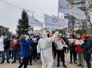 VIDEO / SANITAS, protest în fața Prefecturii