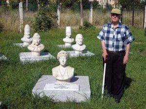 FOTO | Povestea buzoianului care a înfiinţat la Braşov un muzeu în aer liber dedicat personalităţilor istorice