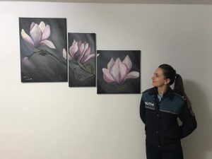 FOTO | Ce se întâmplă când o polițistă lasă pistolul și pune mâna pe o pensulă