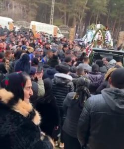 VIDEO | Înmormântare cu lăutari la Cislău! Rudele decedatului și un manelist celebru, amendați de polițiști