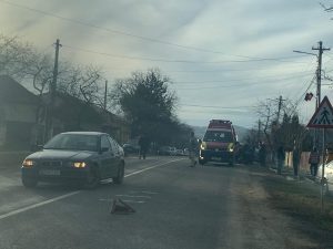 FOTO / O femeie care traversa neregulamentar DN10, prinsă între două mașini, în Viperești