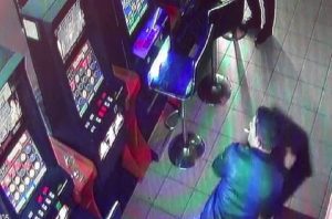 Individul care a distrus două ,,păcănele” ca să-și recupereze banii pe care-i pierduse la jocuri, identificat după un an