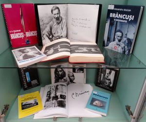 Foto/ Expoziție de carte „Constantin Brâncuși”, la Biblioteca Județeană