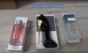 VIDEO Mii de parfumuri „de firmă” contrafăcute, confiscate de la un șofer de TIR din Focșani. Unde ar fi trebuit să ajungă recipientele