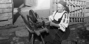 Lecții de tors la  Muzeul de Etnografie „Vergu-Mănăilă”  de la păstrătoare de tradiție din zona Gura Teghii
