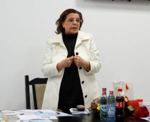 Foto / Scriitoarea Elena Radu, în fața colegilor cu „spovedanie literară” , la Biblioteca Județeană
