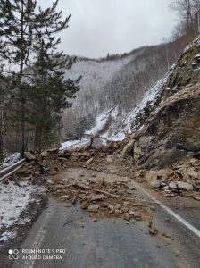 Pirotehniștii pregătesc detonarea stâncii care blochează DN10 la Siriu