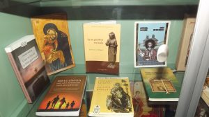FOTO / Trei cadre didactice, donație de carte pentru Filiala „Dionisie Romano” a Bibliotecii Județene
