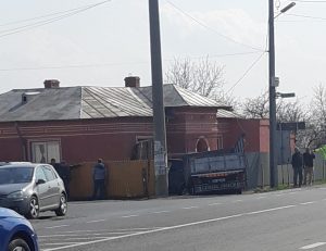 UPDATE Coliziune în Costești. Trafic dirijat la intersecția DN2E85 cu DN2C