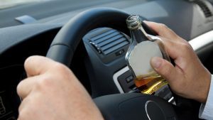 Prea beat ca să meargă pe jos acasă, s-a urcat la volan