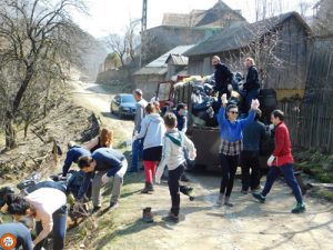 FOTO | Un cuplu din Olanda stabilit la Păltiniș a mobilizat Valea Sibiciului într-o acțiune de colectare a deșeurilor