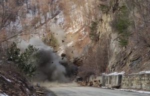 VIDEO | Aproximativ 100 de kilograme de explozibil și 6 explozii controlate, necesare pentru stabilizarea versantului, pe DN10, la Siriu. Când va fi deschisă circulația