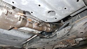 Ghinionul începătorului. În loc de catalizator auto, a furat toba de eșapament a mașinii!