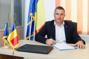 De ce a încasat un pumn în figură primarul comunei Movila Banului