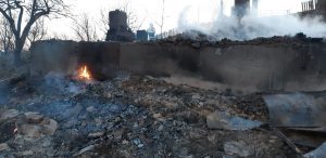 FOTO I Pompierii s-au luptat ore întregi cu flăcările la Bisoca. O femeie a avut nevoie de îngrijiri medicale când și-a văzut casa distrusă de foc